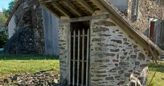 Glanges sentier du Theillaumas puits restauré