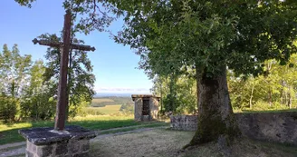 Croix et puit de l'église de Sainte-Anne (Sainte-Anne-Saint-Priest)