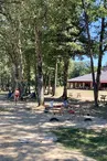 Le Relais du Lac vu depuis la plage du lac de Ste Hélène